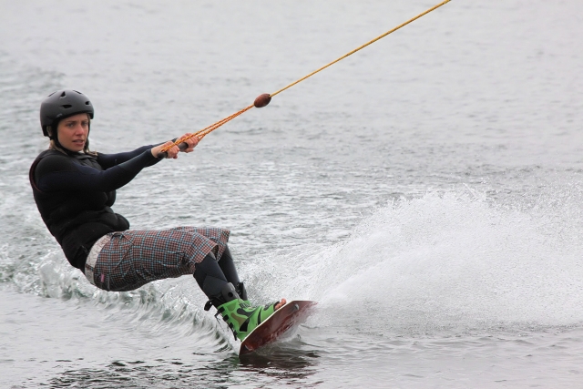  Mujer haciendo wakeboard